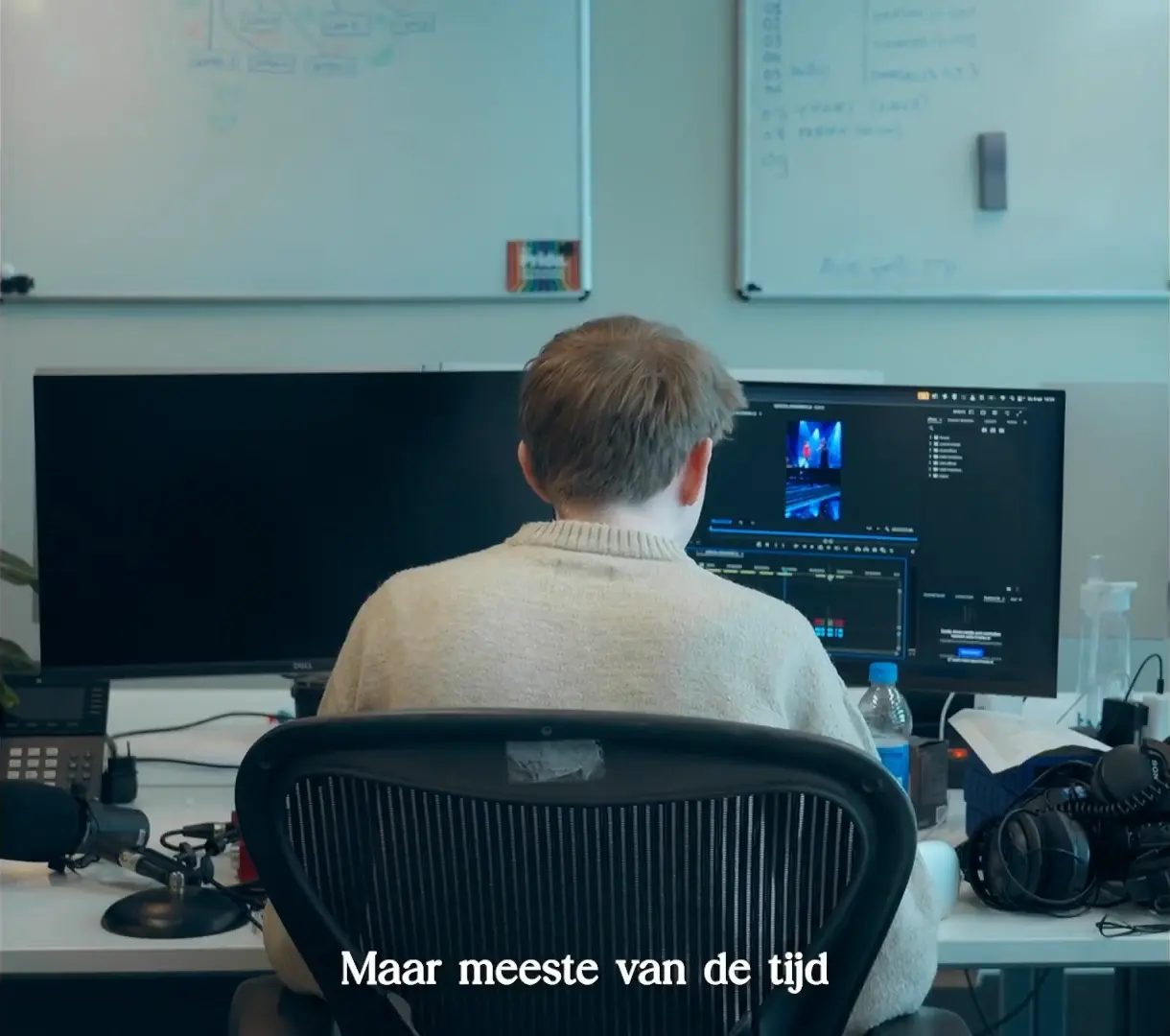 Lucas achter de montageset op kantoor bij ITV Studios