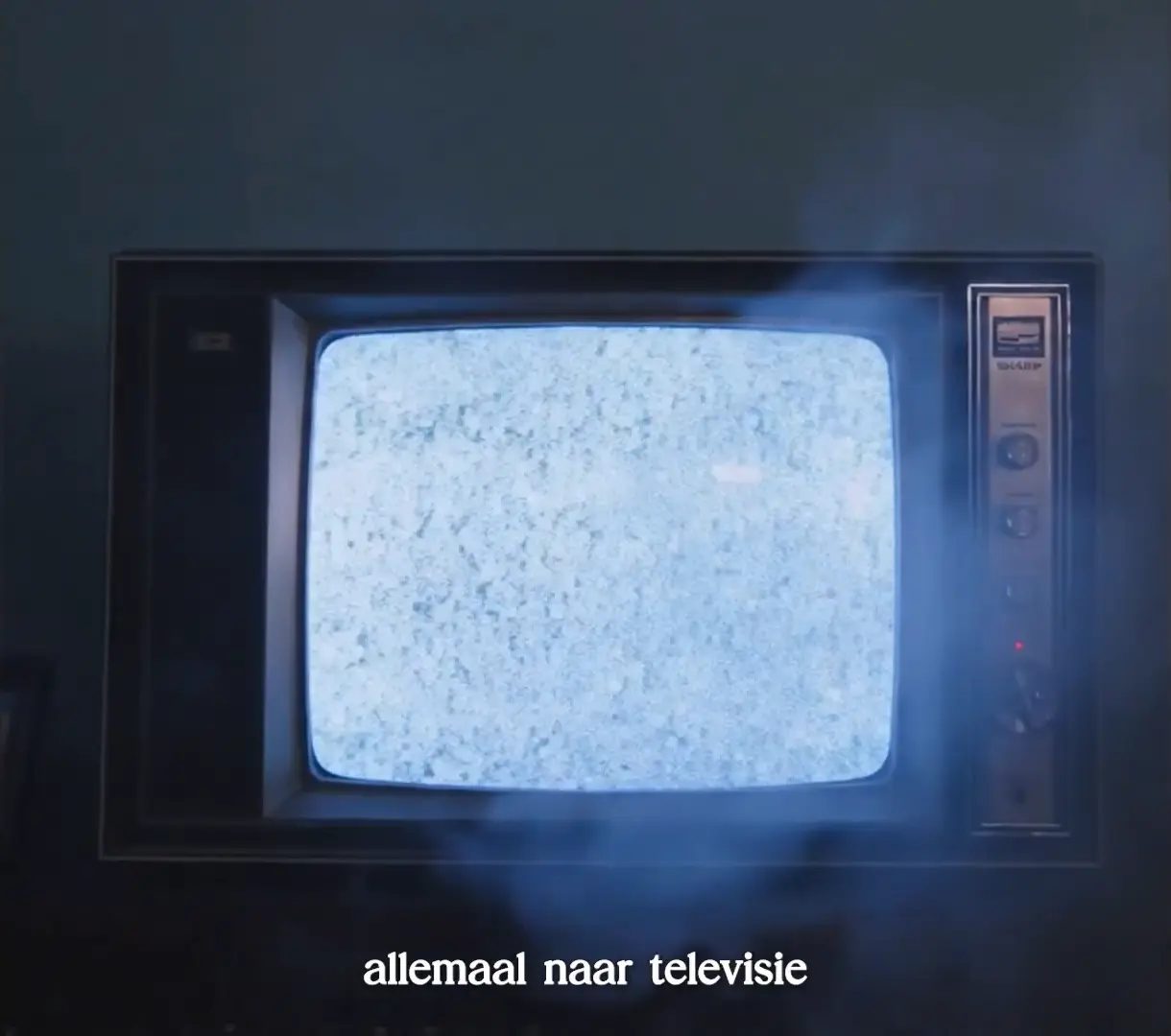 Oude televisie vol ruis in een donkere ruimte