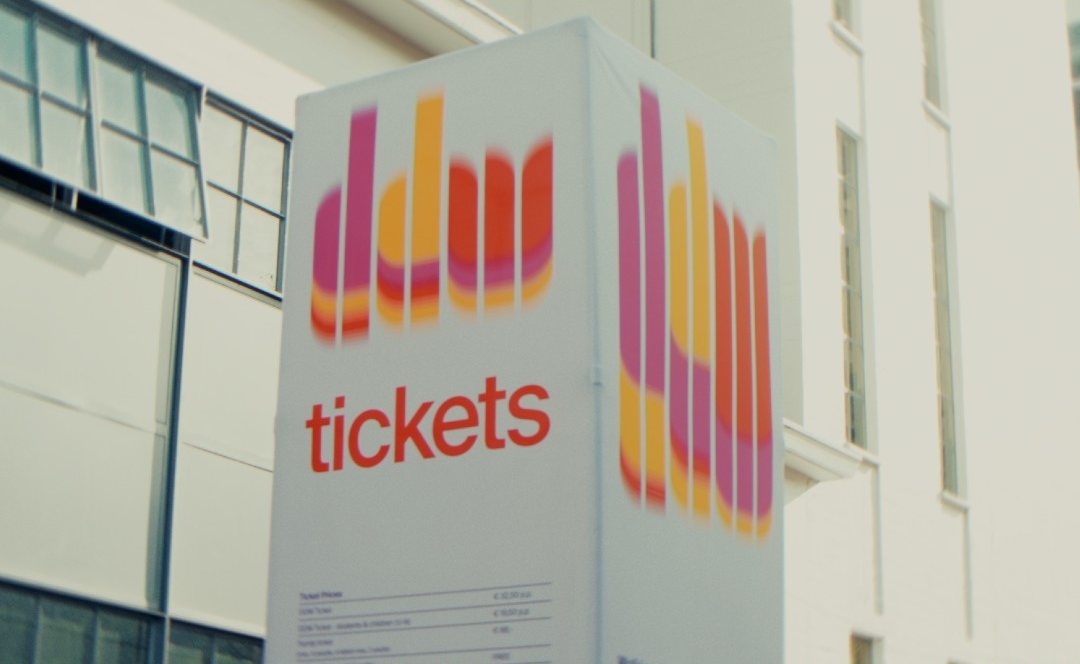 DDW-ticketzuil met het kleurrijke logo