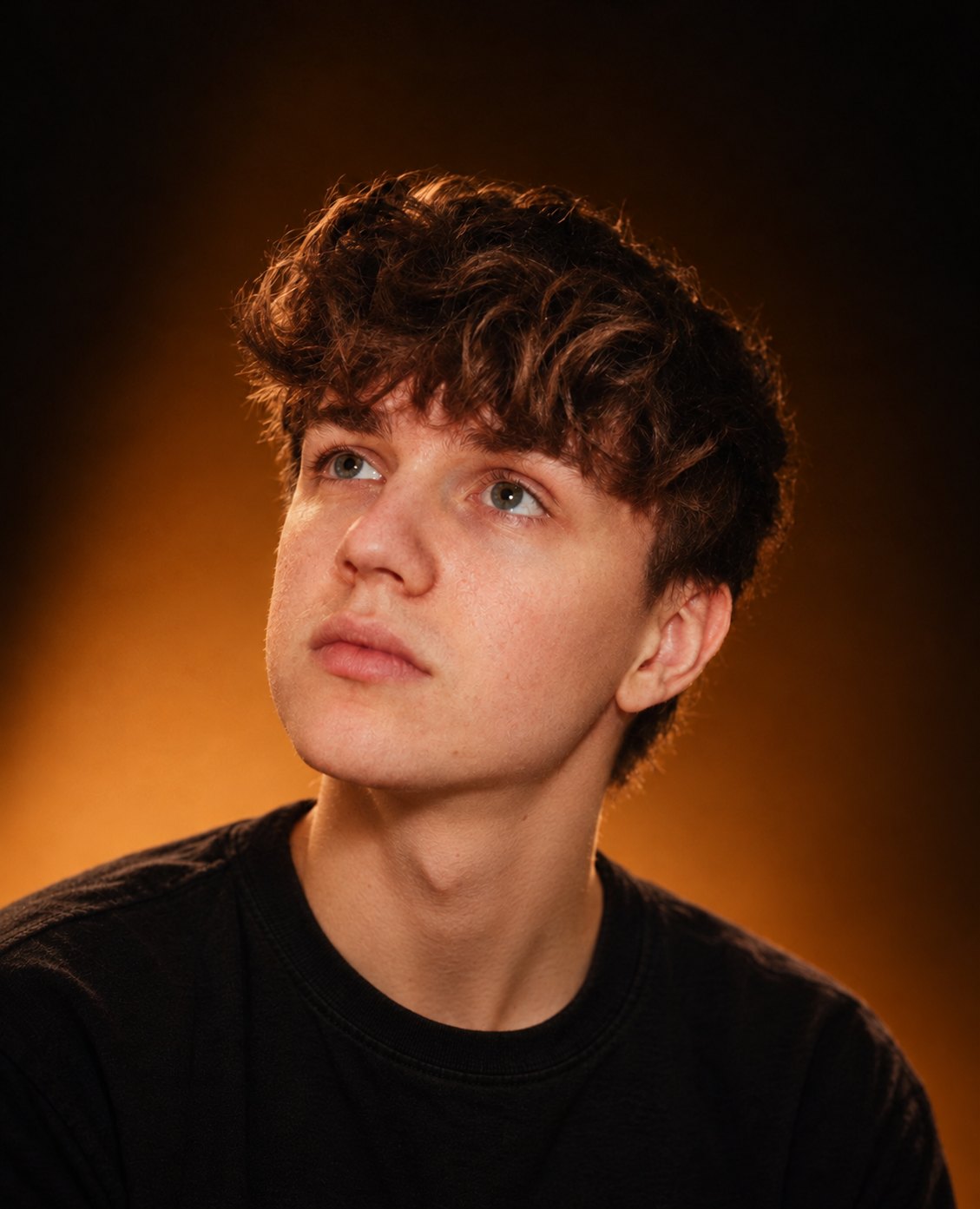 Portret van Lucas Zonnevijlle tegen een warme oranje achtergrond